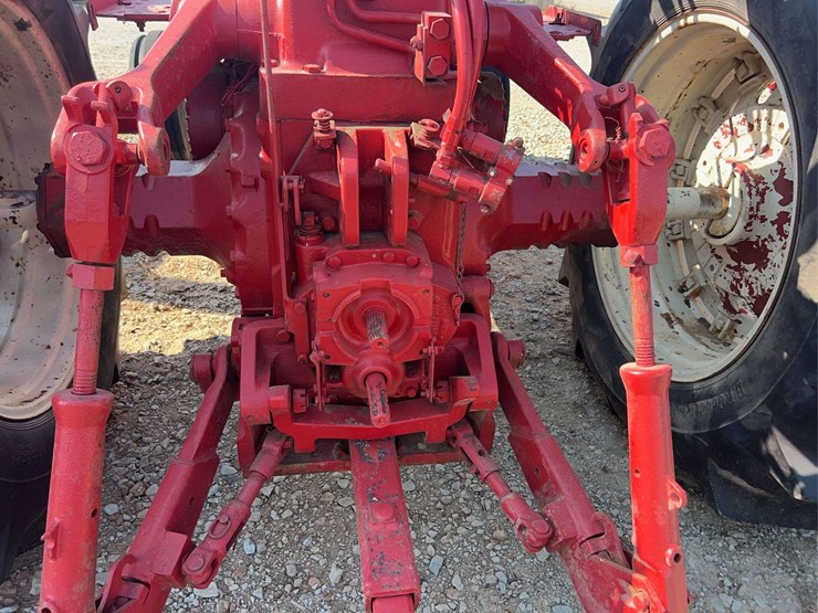 ih-farmall-1206-diesel-tractor-image-16