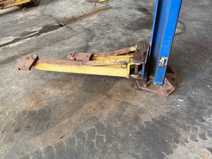 #107-•-rotary-spoa9-200-2-post-auto-lift-image-4