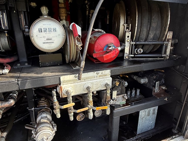 #17-•-2008-sterling-9500-tandem-axle-conventional-fuel-&-lube-truck-image-18