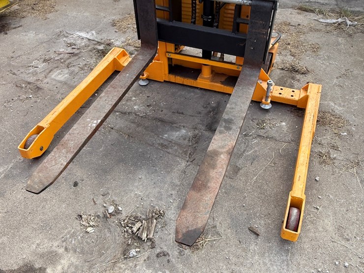 #61-•-2015-uline-h-2652-hydraulic-straddle-stacker-hydraulic-walk-behind-pallet-jack-image-8
