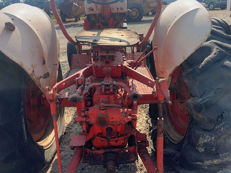 case-801-b-tractor-image-14