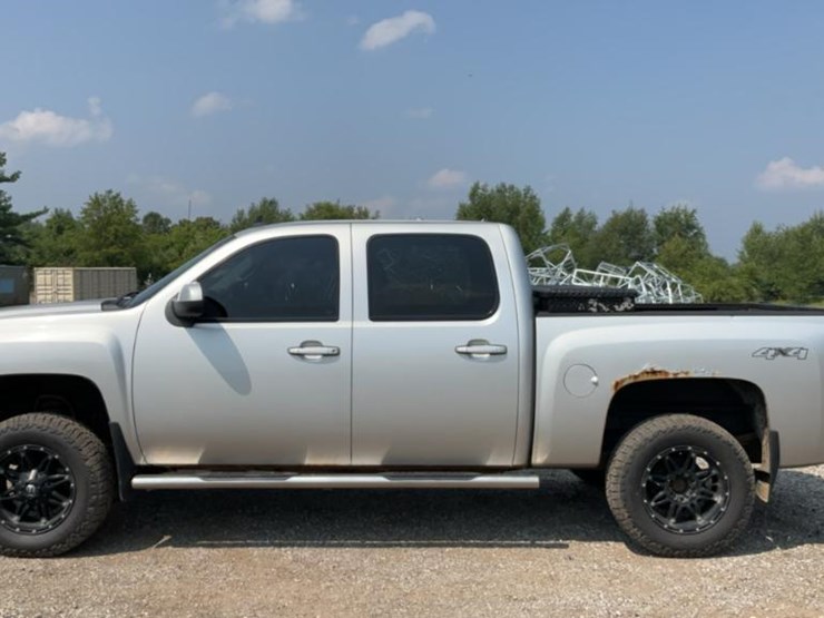 2011-chevrolet-silverado-image-2