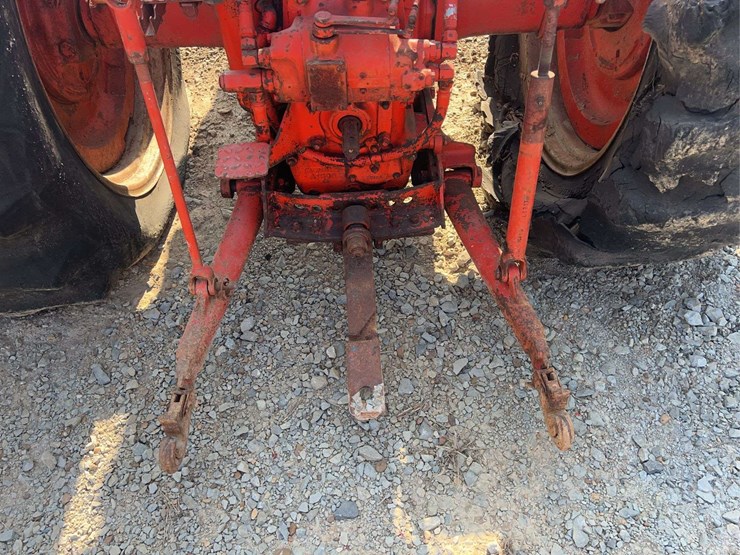 case-801-b-tractor-image-15
