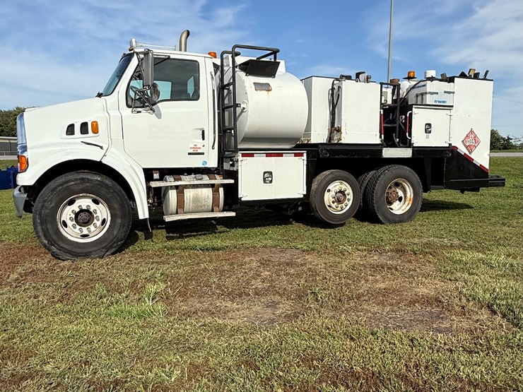 #17-•-2008-sterling-9500-tandem-axle-conventional-fuel-&-lube-truck-image-75
