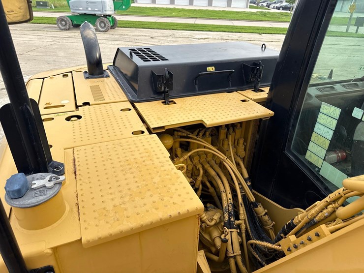 2016-caterpillar-312fgc-image-19