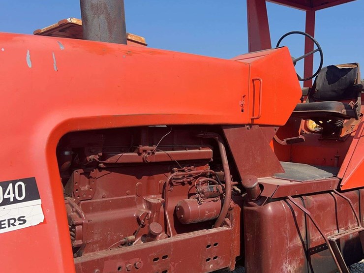 allis-chalmers-7040-tractor-image-9