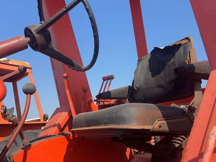 allis-chalmers-7040-tractor-image-25
