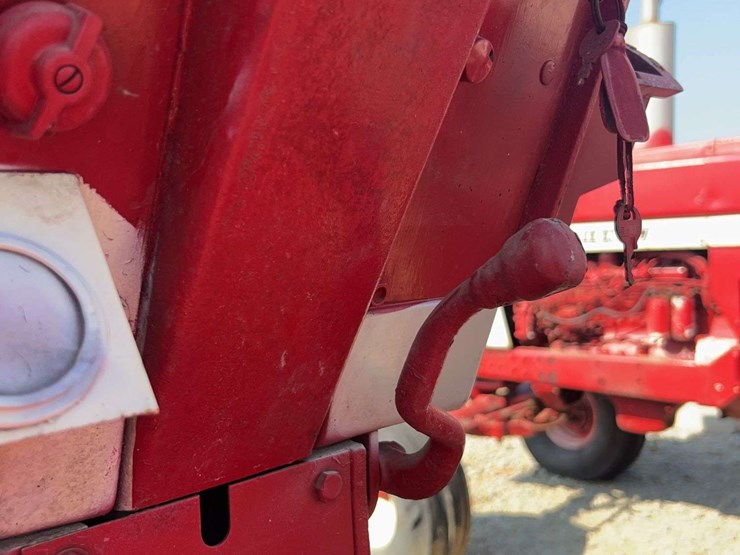 ih-farmall-1206-diesel-tractor-image-31