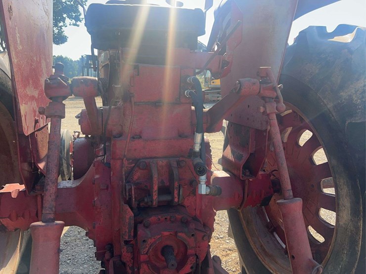 international-806-tractor-image-15