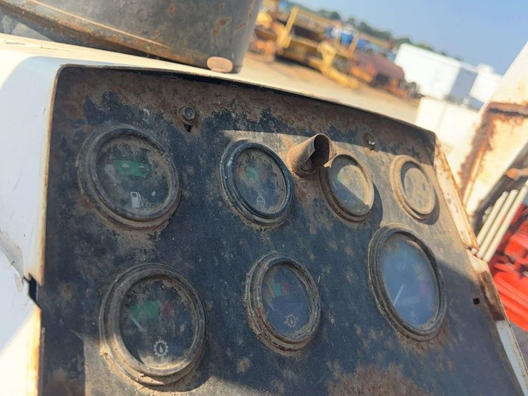 case-1175-cab-tractor-image-38