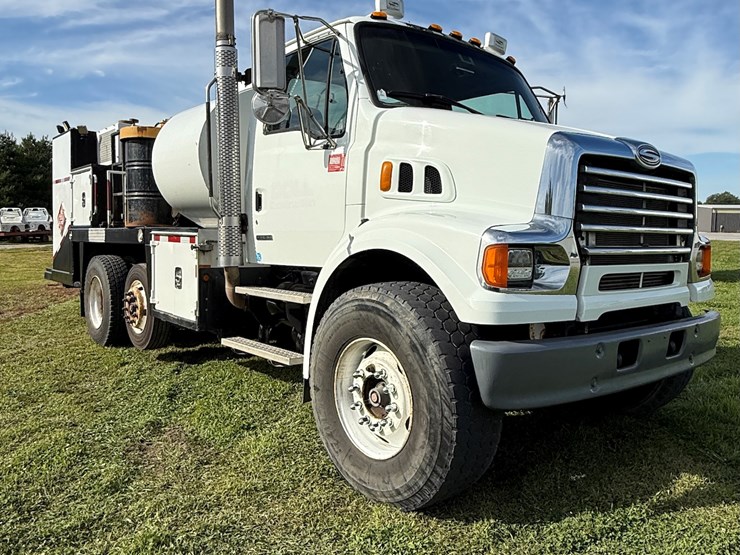 #17-•-2008-sterling-9500-tandem-axle-conventional-fuel-&-lube-truck-image-4