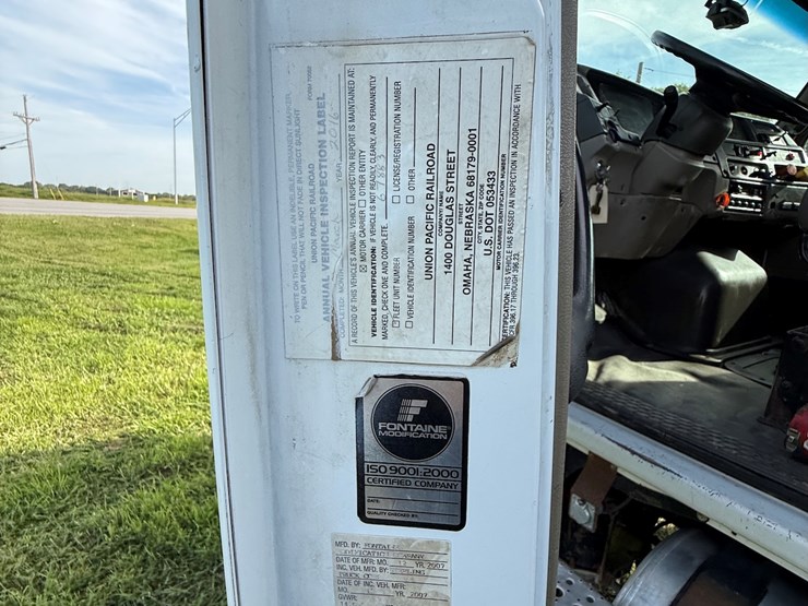 #17-•-2008-sterling-9500-tandem-axle-conventional-fuel-&-lube-truck-image-63
