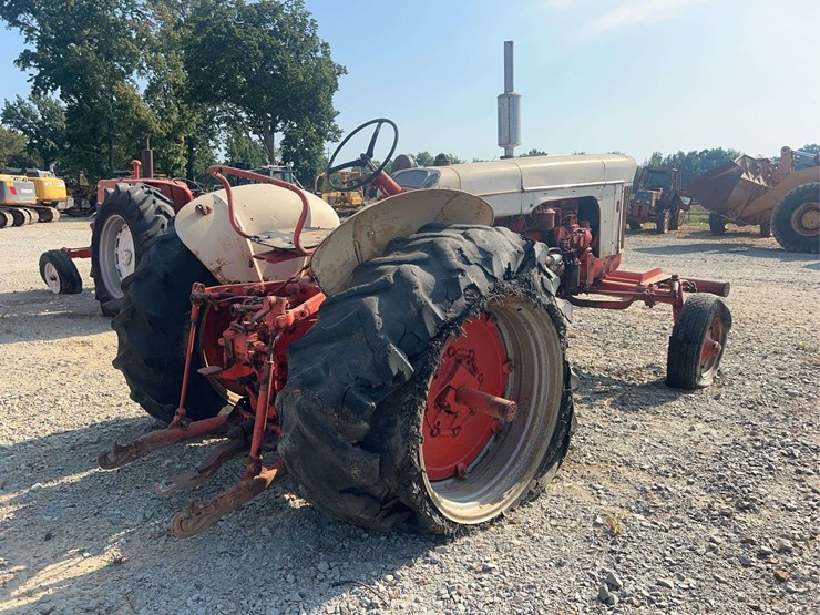 case-801-b-tractor-image-4