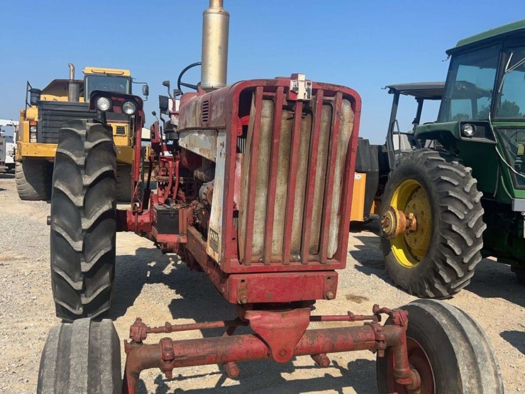 international-806-tractor-image-6