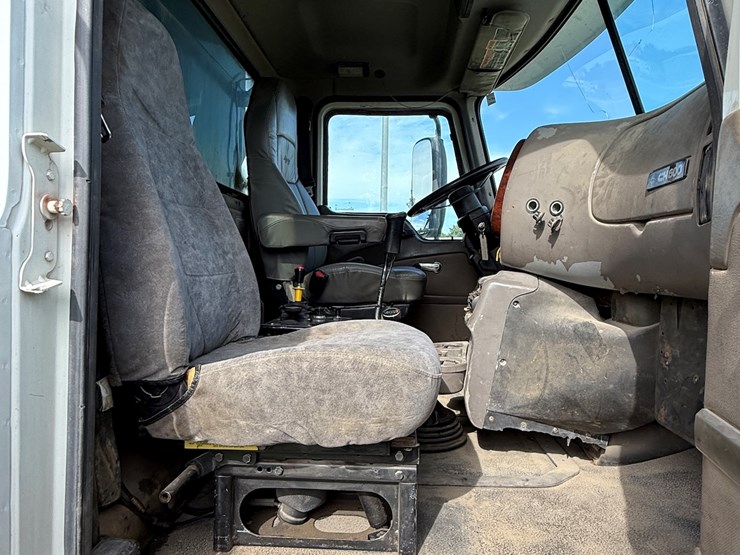 #16-•-2006-mack-cv713-granite-triple-axle-conventional-dump-truck-image-27
