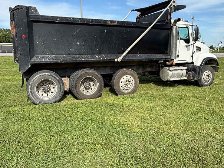 #16-•-2006-mack-cv713-granite-triple-axle-conventional-dump-truck-image-10