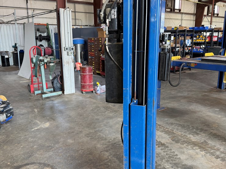 #107-•-rotary-spoa9-200-2-post-auto-lift-image-6
