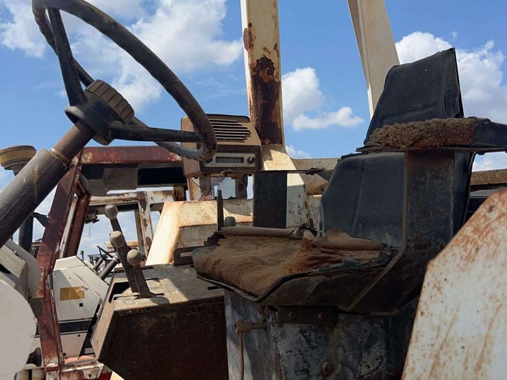 case-1370-cab-tractor-image-25
