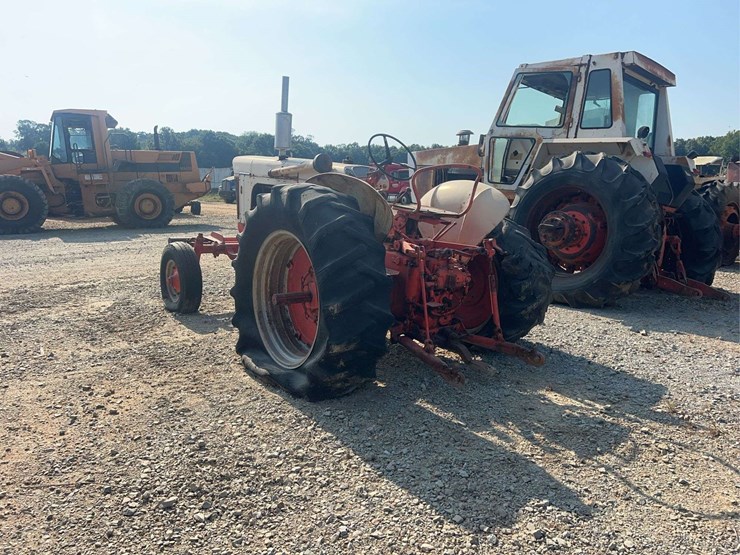 case-801-b-tractor-image-2