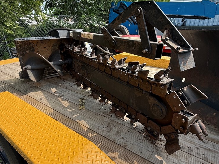 #9-•-lowe-xr25-hydraulic-drive-trencher-attachment-for-skidloaders-image-3