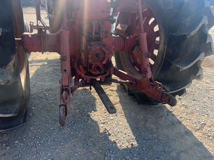 international-806-tractor-image-14