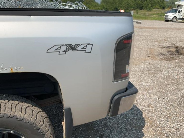 2011-chevrolet-silverado-image-23