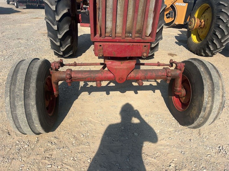 international-806-tractor-image-7