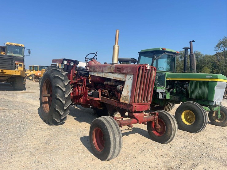 international-806-tractor-image-5