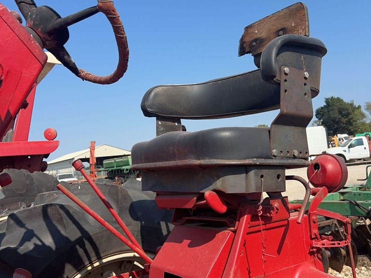 ih-farmall-1206-diesel-tractor-image-27