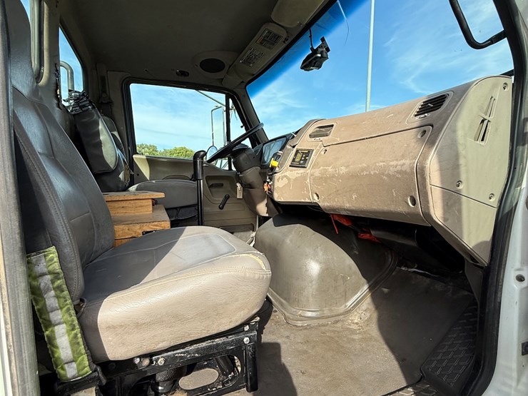 #17-•-2008-sterling-9500-tandem-axle-conventional-fuel-&-lube-truck-image-43