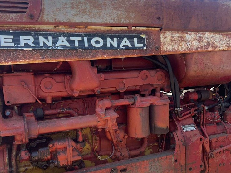 international-806-tractor-image-10