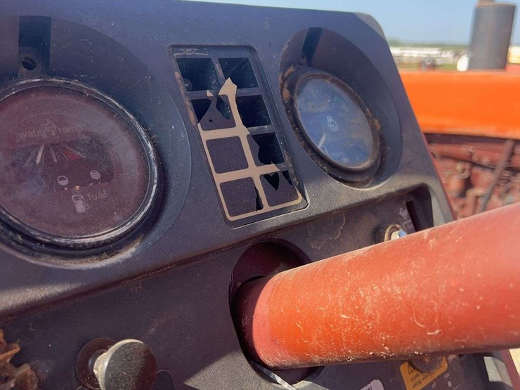 allis-chalmers-7040-tractor-image-27