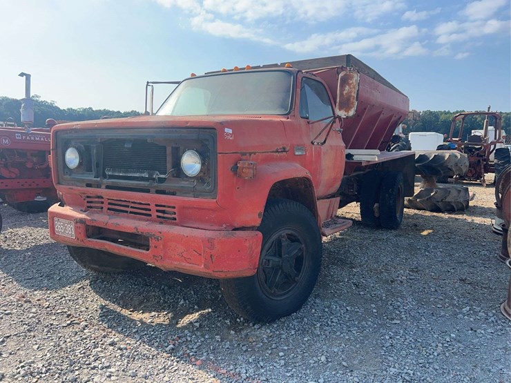 gmc-6500-s/a-day-cab-spreader-truck-image-1