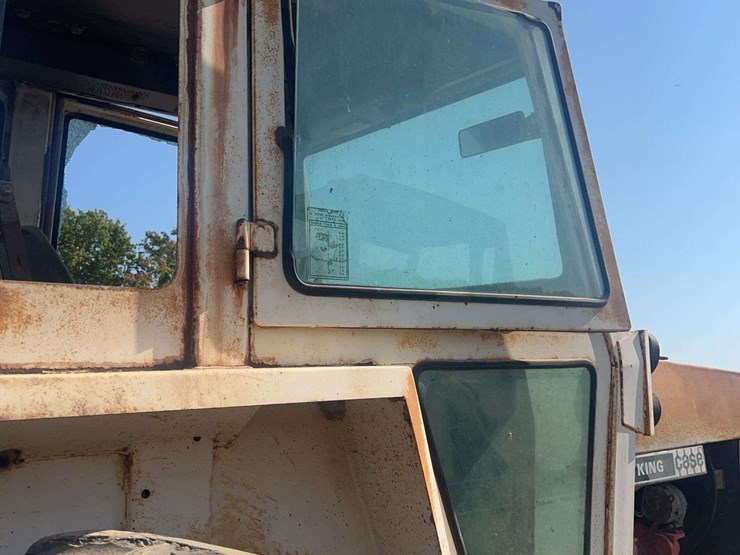 case-1570-cab-tractor-image-21