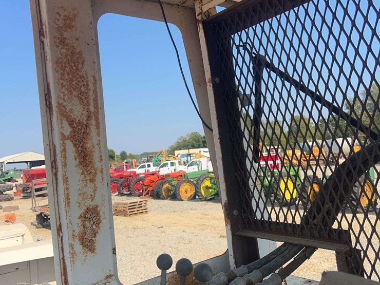 case-1175-cab-tractor-image-32