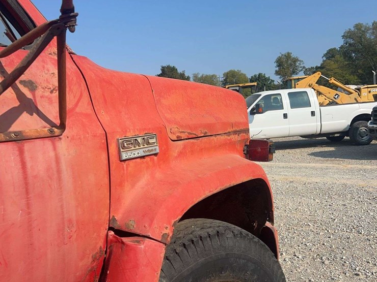 gmc-6500-s/a-day-cab-spreader-truck-image-28