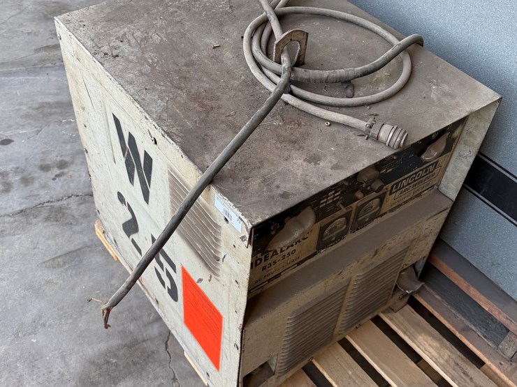#73-•-lincoln-idealarc-r35-250-constant-voltage-arc-welder-image-5