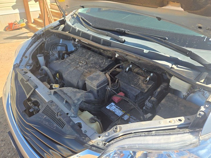 2012-toyota-sienna-le-image-19