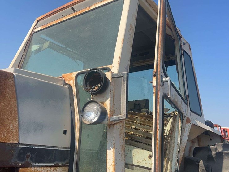 case-1570-cab-tractor-image-14