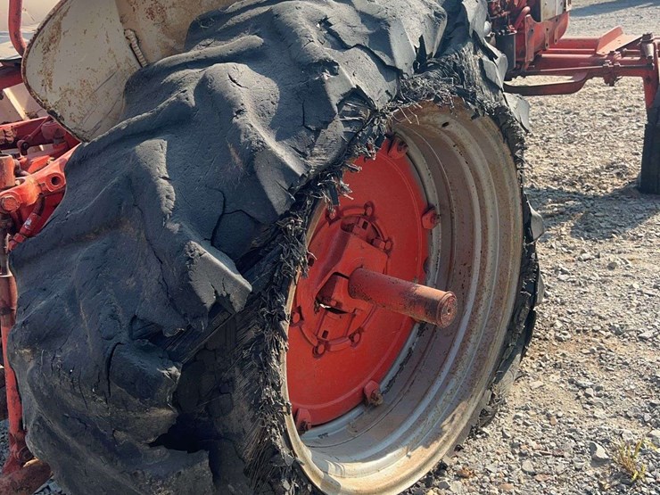 case-801-b-tractor-image-17