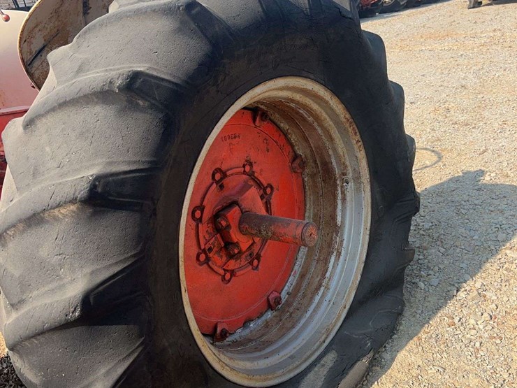 case-801-b-tractor-image-12