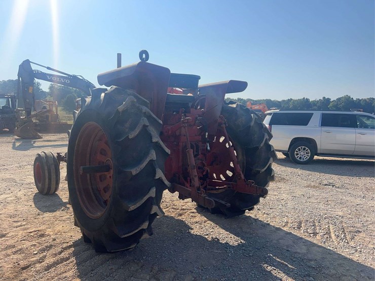 international-806-tractor-image-2