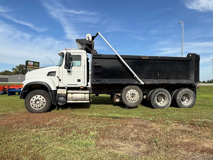 #16-•-2006-mack-cv713-granite-triple-axle-conventional-dump-truck-image-51