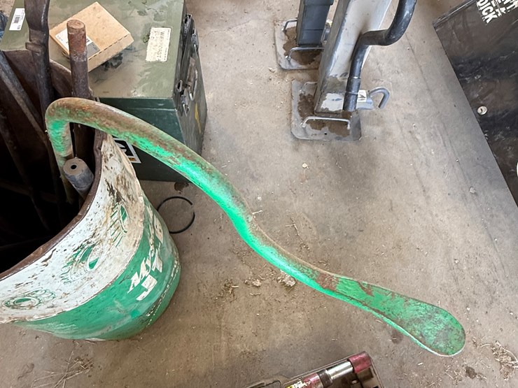#123-•-30-gallon-grease-tub-&-tire-tools-image-2