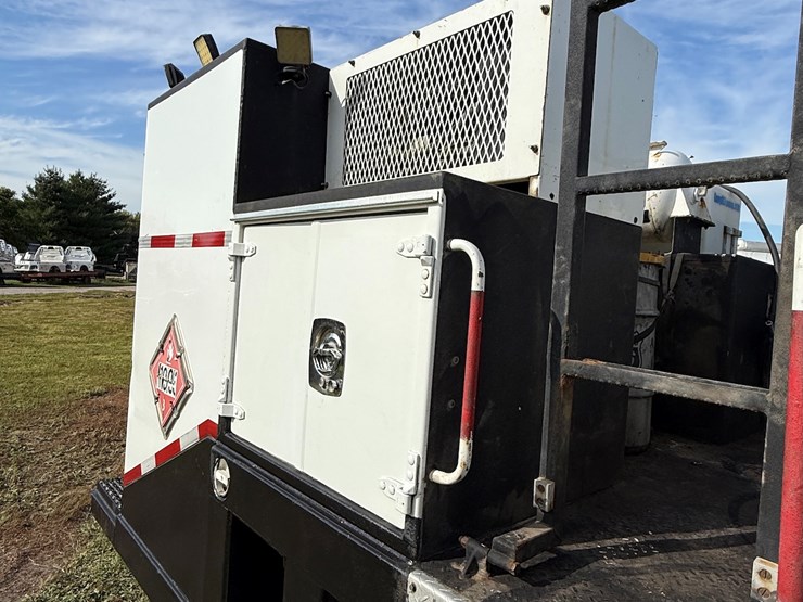 #17-•-2008-sterling-9500-tandem-axle-conventional-fuel-&-lube-truck-image-26