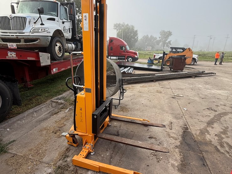 #61-•-2015-uline-h-2652-hydraulic-straddle-stacker-hydraulic-walk-behind-pallet-jack-image-1
