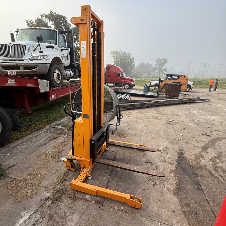 #61 • 2015 Uline H-2652 Hydraulic Straddle Stacker Hydraulic Walk-Behind Pallet Jack