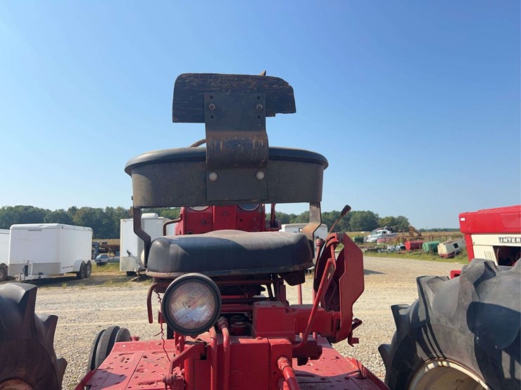 ih-farmall-1206-diesel-tractor-image-18