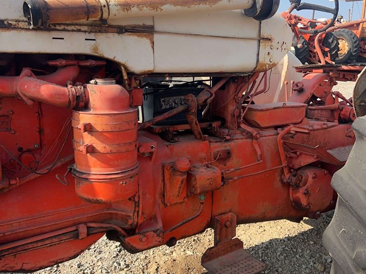 case-801-b-tractor-image-10