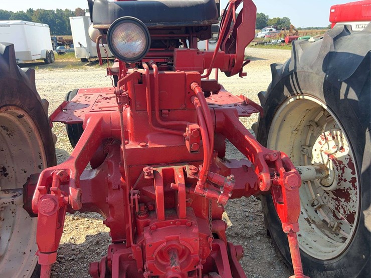 ih-farmall-1206-diesel-tractor-image-17